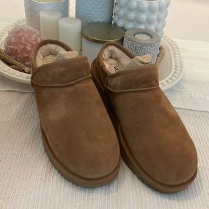 UGG classic slippers. New in box. Men’s 10 / women’s 12 / eu 43., chestnut